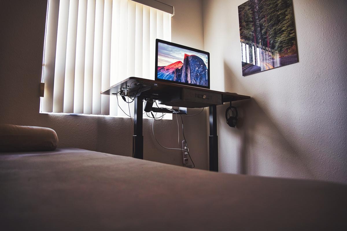 Wysokiej jakości rolety i plisy możesz dobrać również do okien